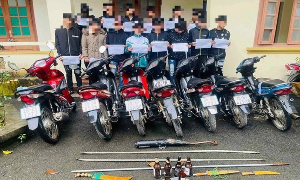 Bắt nhóm thanh niên diễu phố bằng hung khí