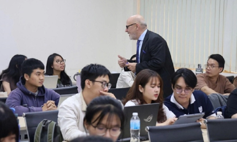 Trường đại học hưởng ứng ngày Tiết kiệm Thế giới 2024