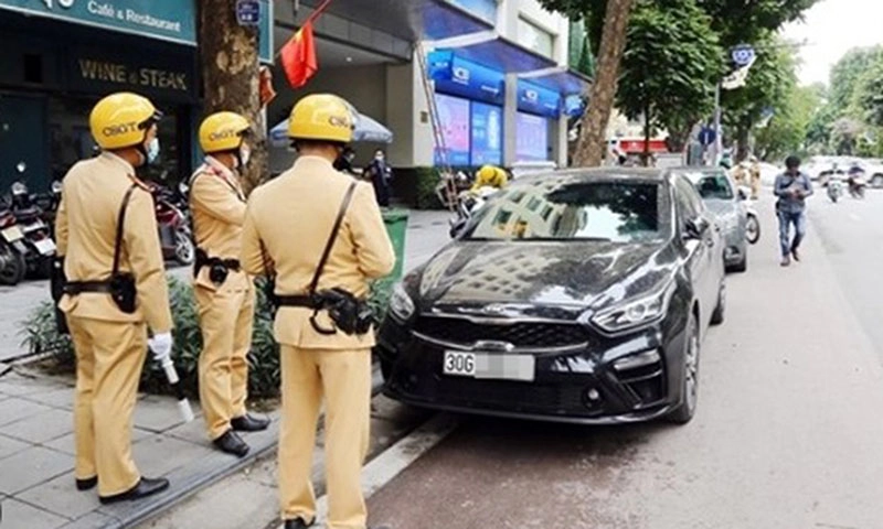 Từ 1/1/2025, xe dừng đỗ gây ùn tắc, CSGT có biện pháp đưa xe ra khỏi khu vực