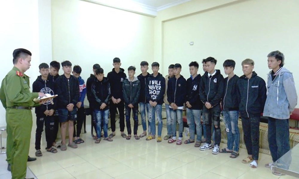 Băng nhóm thanh thiếu niên cầm hung khí gây náo loạn ở Ninh Bình
