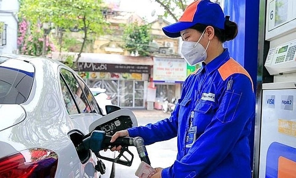 Giá xăng RON 95 tăng, xăng E5 giảm