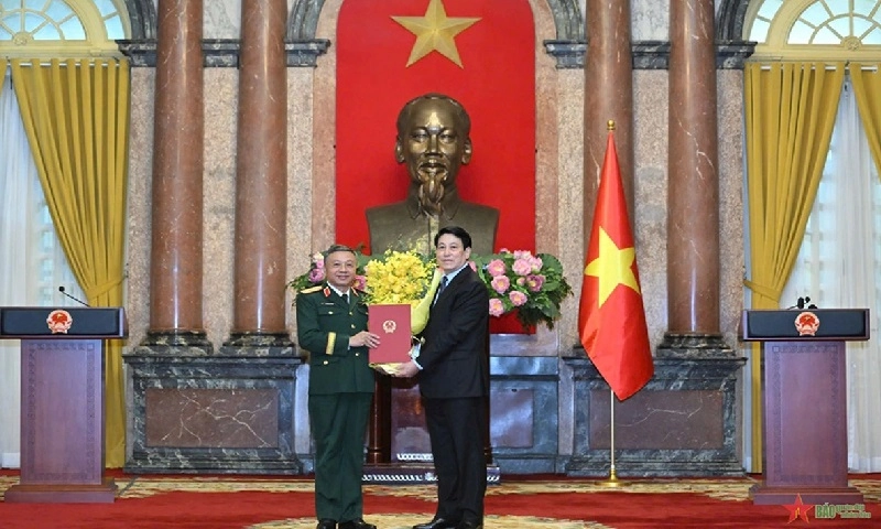 Chủ tịch nước trao quyết định thăng quân hàm cho Trung tướng Lê Quang Minh