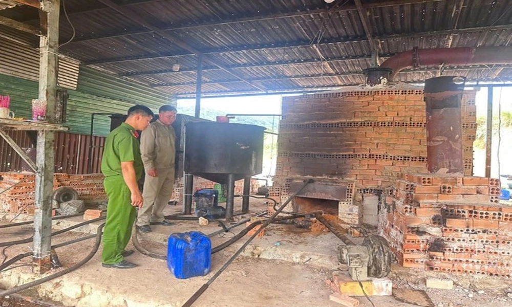Xác minh vụ tái chế nhớt thải trái phép ở Bình Thuận