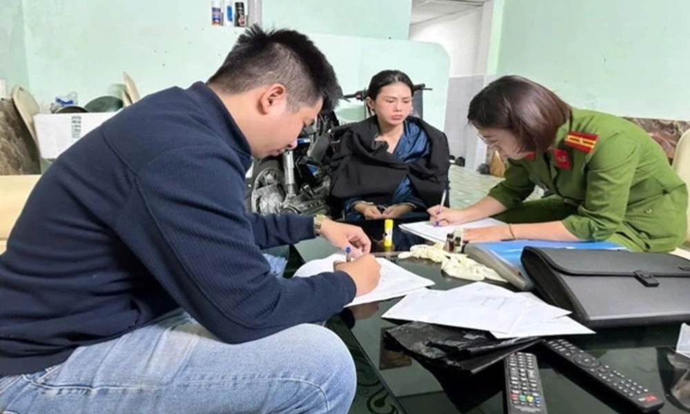 Vợ chồng lợi dụng hẻm nhỏ để giao dịch ma túy
