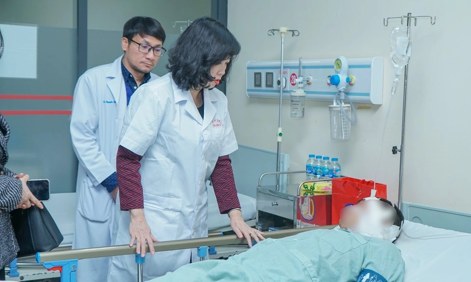 Bộ trưởng Bộ Y tế: Tập trung nguồn lực, nhân lực để điều trị cho các nạn nhân vụ cháy quán cà phê