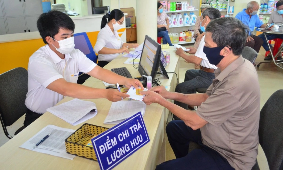 Thủ tướng: Chi trả gộp 2 tháng lương hưu, trợ cấp BHXH để người dân đón Tết