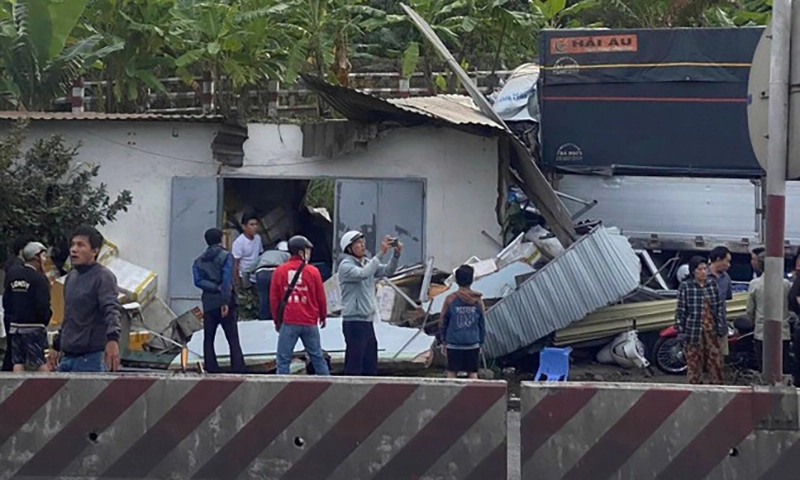 3 ô tô tông liên hoàn trên quốc lộ 1, 3 người bị thương