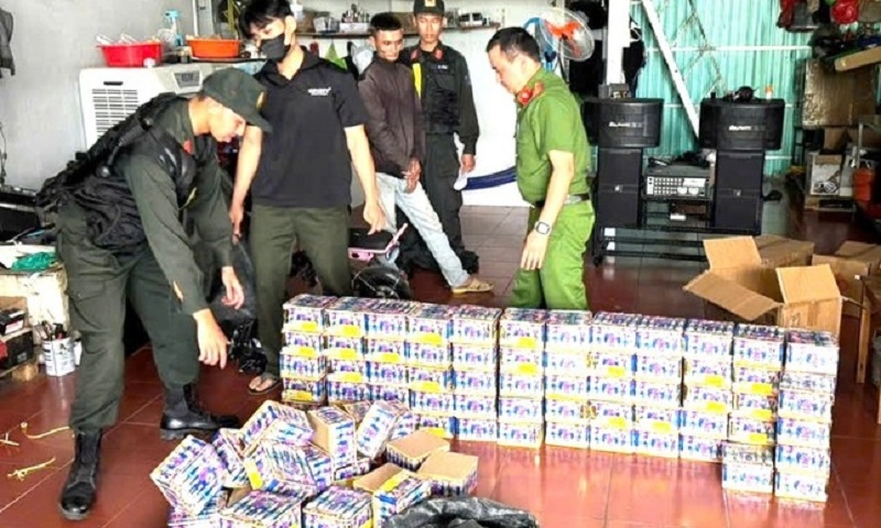 Phát hiện kho pháo lậu hơn 200 kg trong căn nhà không số