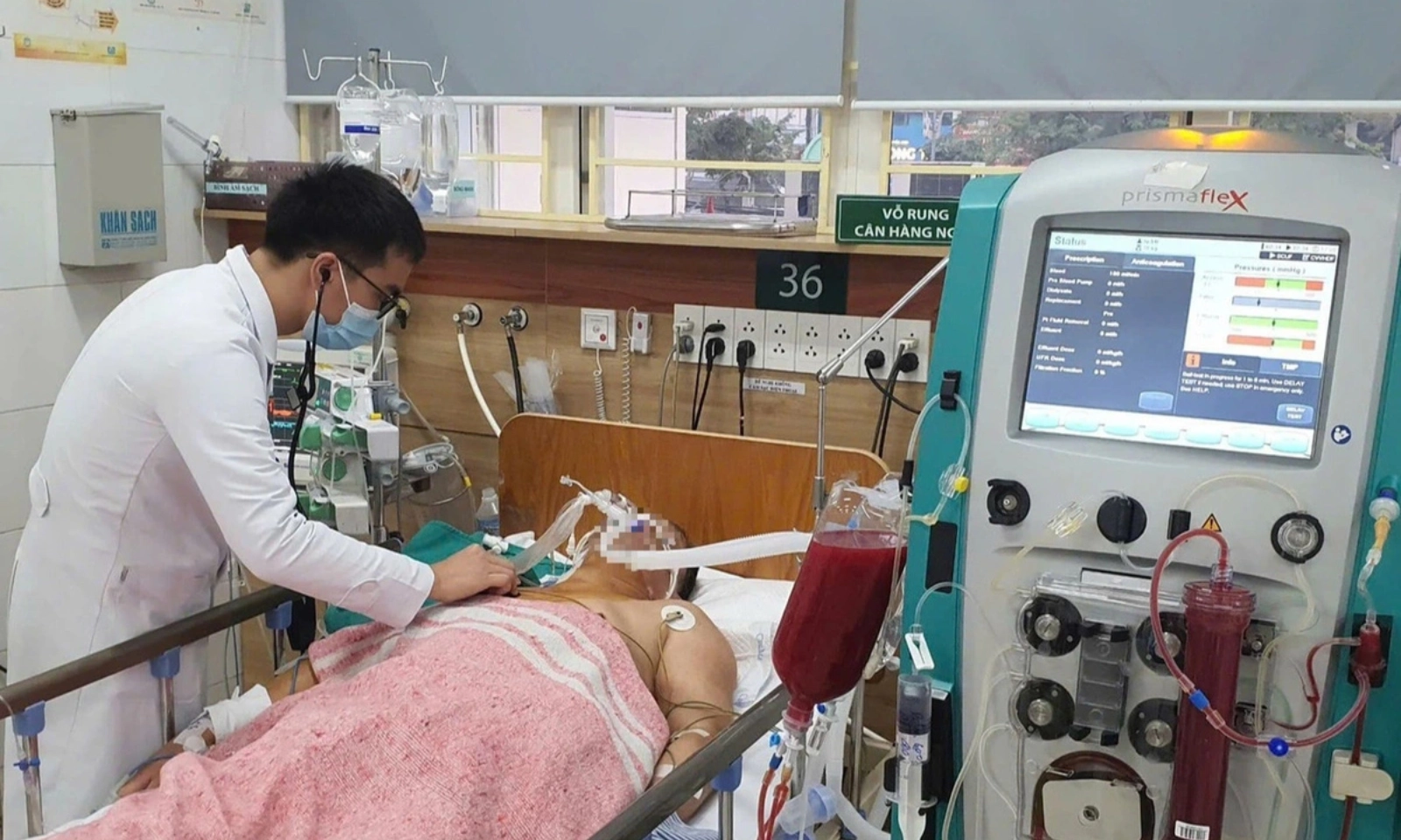 Tìm ra nguyên nhân khiến 2 người tử vong, hàng chục người nhập viện tại Hà Nội