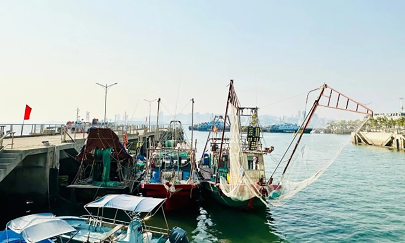 Phát hiện, bắt giữ 2 tàu đánh bắt thủy sản ở vùng lõi vịnh Hạ Long