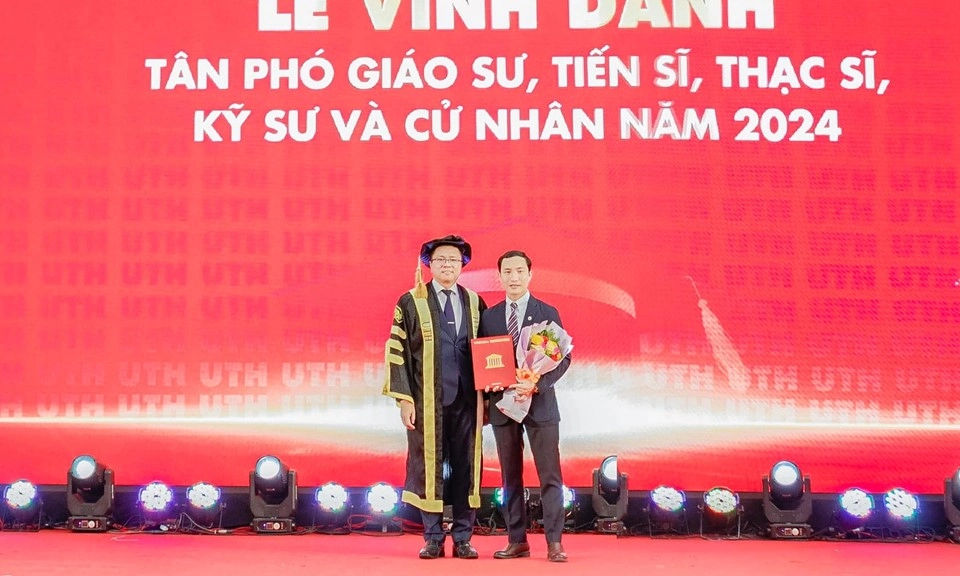 Đại học Giao thông Vận tải TPHCM vinh danh Tân Phó Giáo sư, thạc sĩ, kỹ sư, cử nhân năm 2024