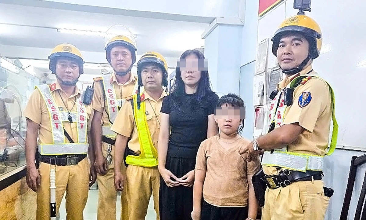 CSGT TPHCM tìm người thân cho bé gái đi lạc trước thềm năm mới