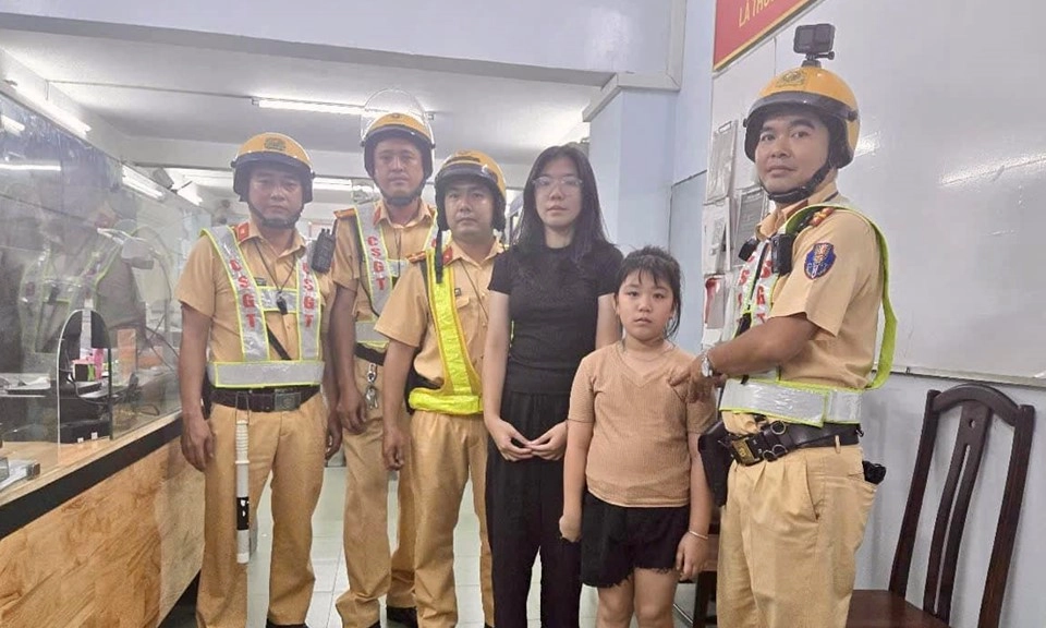 Kịp thời tìm thân nhân cho bé gái đi lạc tại Phố đi bộ Nguyễn Huệ trong đêm “countdown”