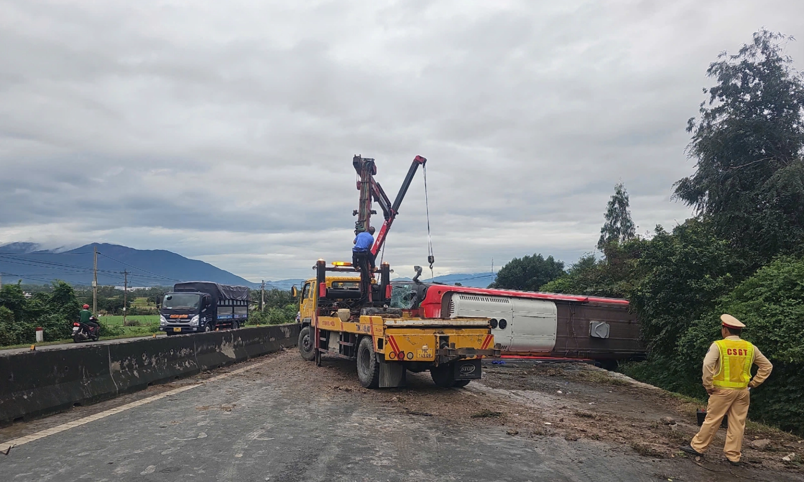 Khánh Hoà: Xe khách lật ngang đường khiến nhiều người bị thương