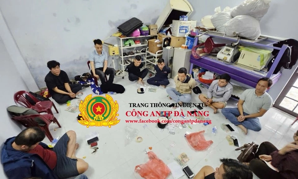 Bắt 10 đối tượng chơi ‘xóc đĩa’ trong nhà nghỉ