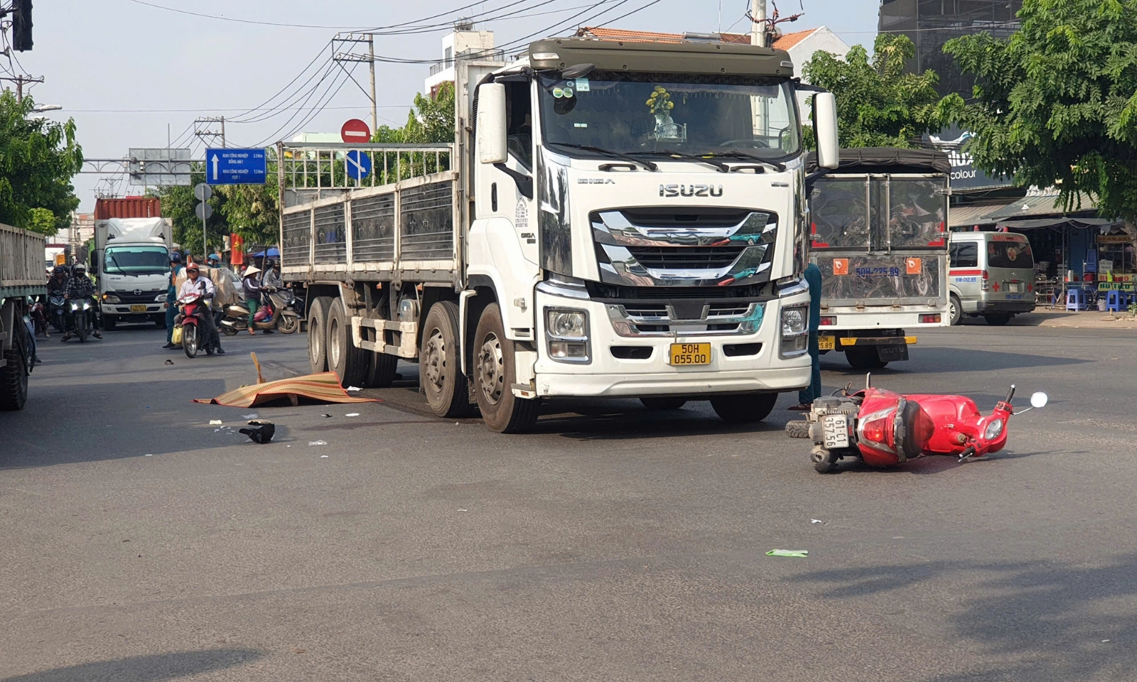 TPHCM: Va chạm với xe tải, 2 người đi xe máy thương vong