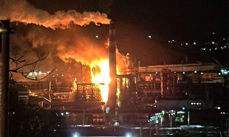 Ukraine tấn công nhà máy lọc dầu chiến lược của Nga