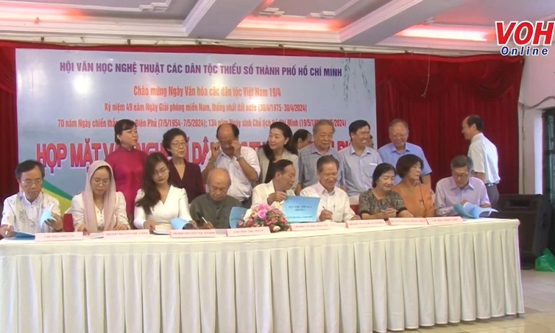 Văn nghệ sĩ họp mặt kỷ niệm 15 năm ngày hội văn hóa các dân tộc Việt Nam