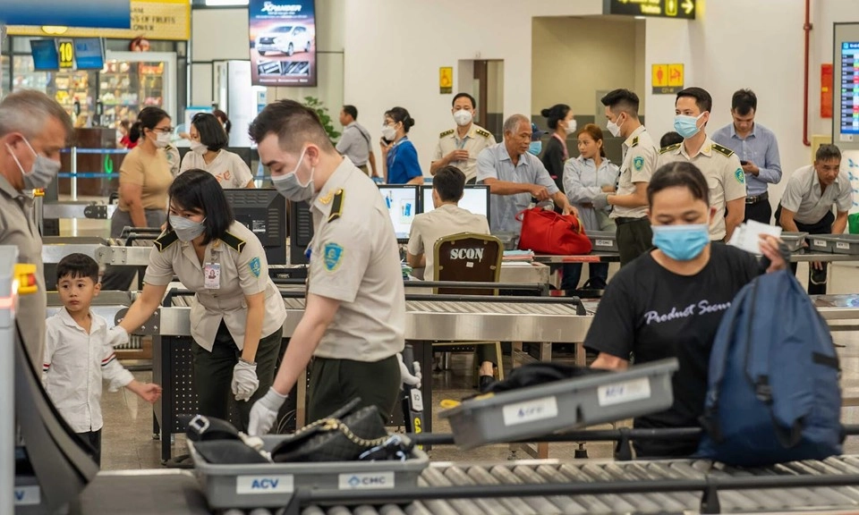 Mang theo đá quý khi xuất nhập cảnh thể nào thì bị coi là xuất - nhập khẩu bất hợp pháp?