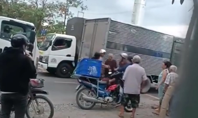 Clip: Nhóm người đập phá xe tải, đánh phụ xe