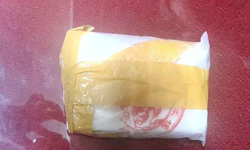Người dân phát hiện túi nilon nghi là ma túy ngoài bãi biển Bến Tre