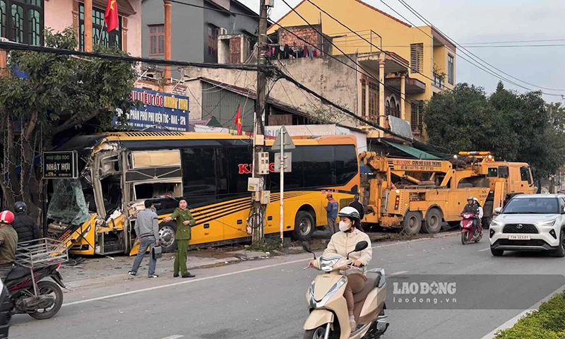 Xe khách tông vào sập cổng nhà dân, 2 người bị thương
