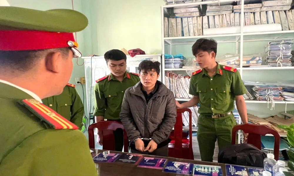 Bất chấp hiệu lệnh CSGT, tài xế tông xe công vụ và bỏ chạy