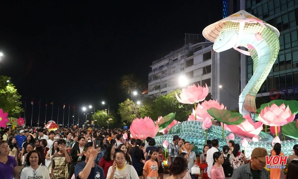 Đường hoa Nguyễn Huệ Tết Ất Tỵ trưng bày linh vật Tỵ đến hết tháng 2/2025