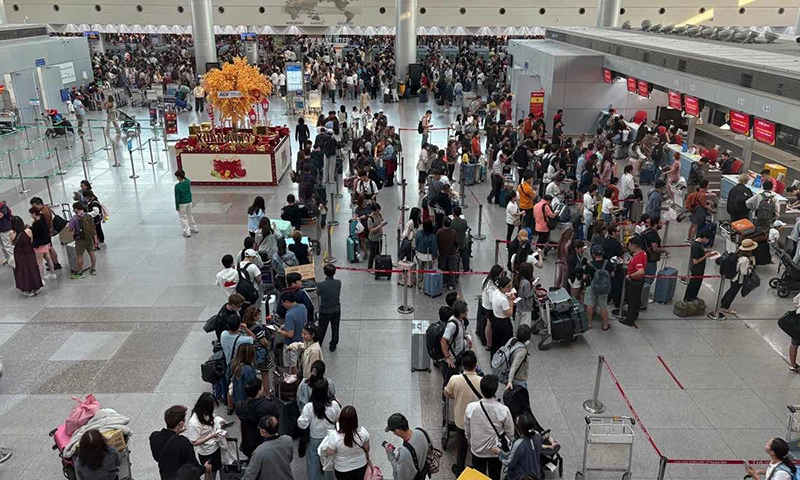 Sân bay Tân Sơn Nhất đông trở lại sau kỳ nghỉ Tết