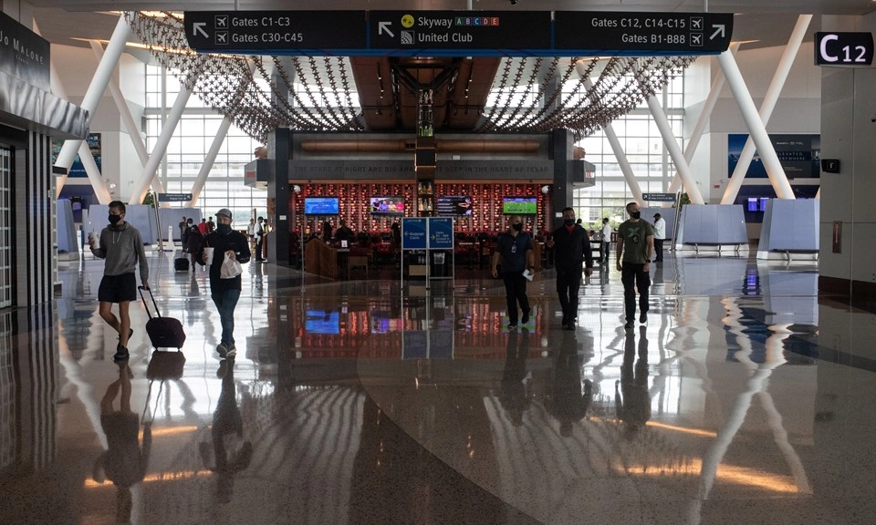 Máy bay sơ tán hàng trăm hành khách tại sân bay Houston do sự cố động cơ