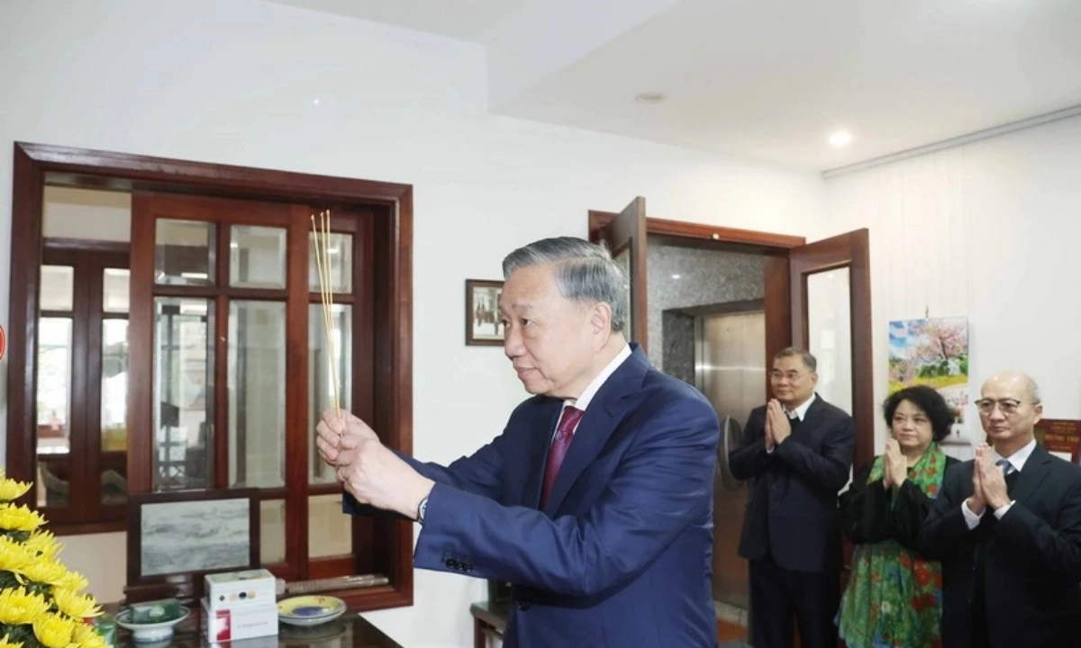 Tổng Bí thư Tô Lâm dâng hương tưởng niệm Thủ tướng Phạm Văn Đồng