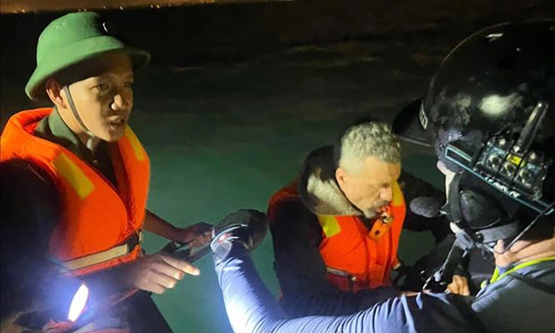 Khen thưởng 4 cá nhân cứu du khách nước ngoài bị sóng cuốn ở Mũi Né