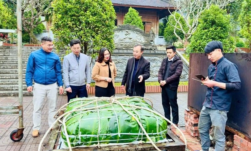 Bánh chưng khổng lồ 300kg dâng lên Hải Thượng Lãn Ông