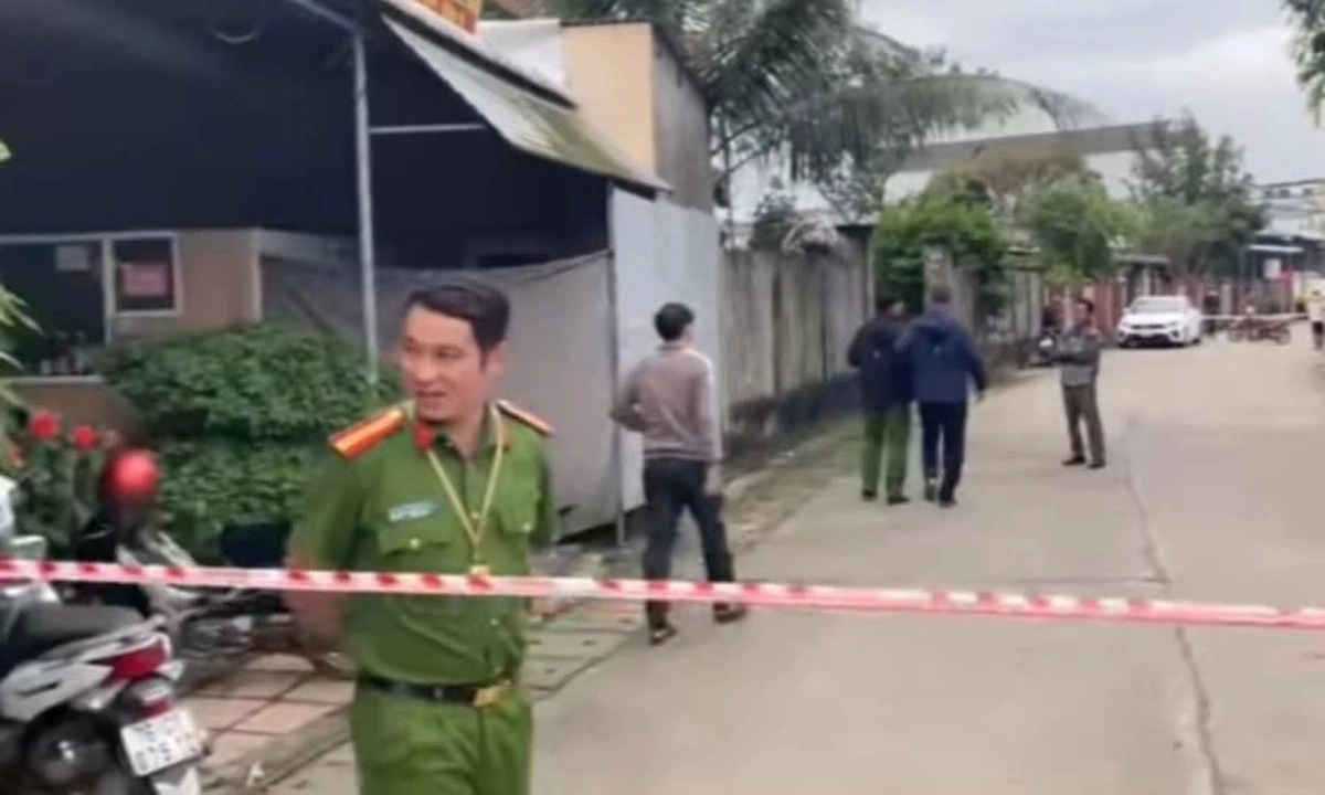 Chồng tạt xăng rồi đập điện thoại đốt cháy vợ lúc rạng sáng