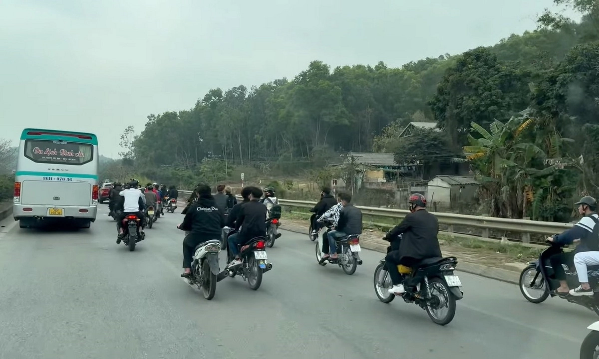 Video clip: Hàng chục thanh niên không đội mũ bảo hiểm, dàn hàng ngang trên Quốc lộ 1A
