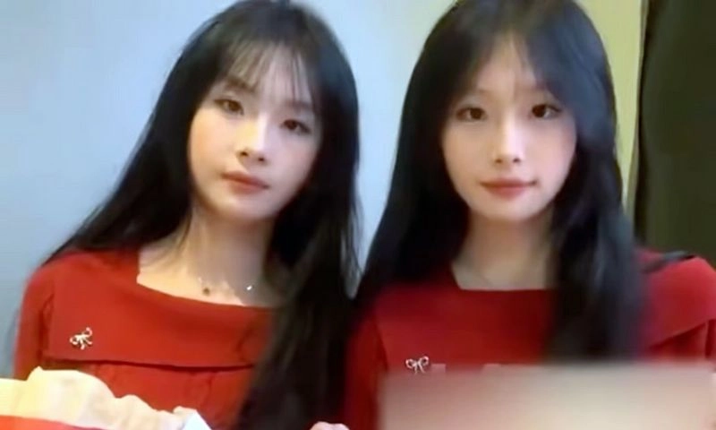 Hai cặp sinh đôi đính hôn với nhau gây sốt mạng xã hội Trung Quốc