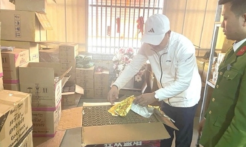 Vĩnh Phúc: Mỹ phẩm, pháo hoa nổ không nguồn gốc trong cơ sở công ty thương mại xuất nhập khẩu