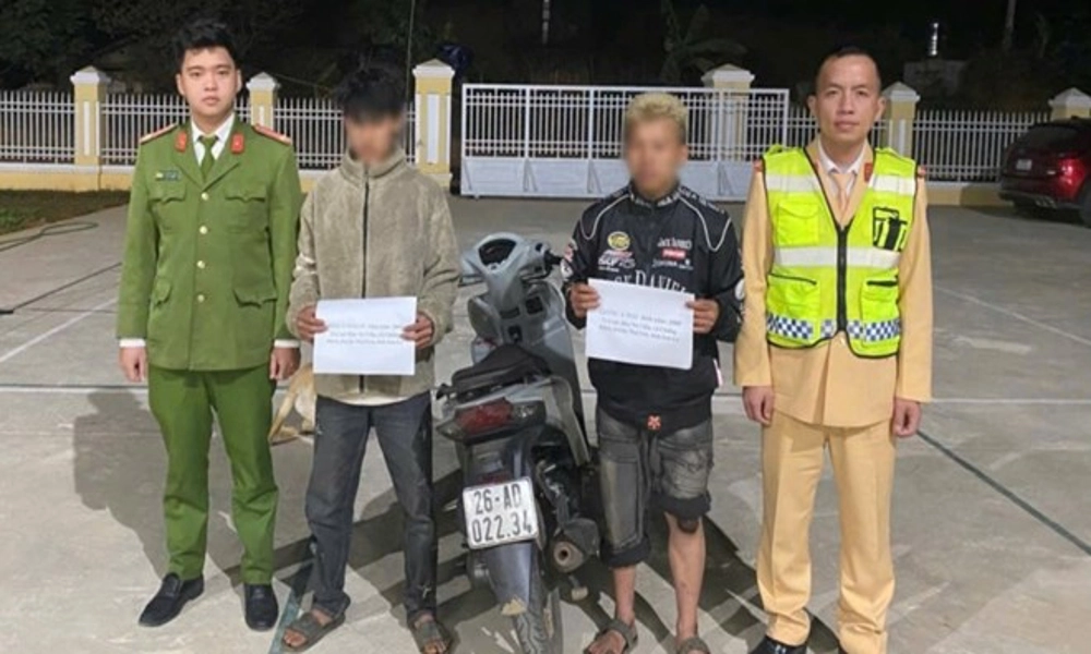 Triệu tập khẩn cấp hai thanh niên cầm dao quắm lạng lách trên Quốc lộ 6 