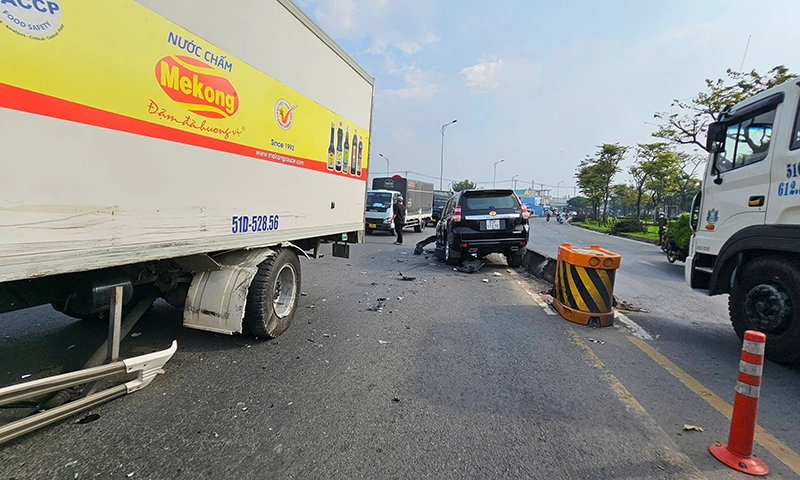 Đang xuống dốc cầu, ô tô 7 chỗ lao qua dải phân cách đụng xe tải