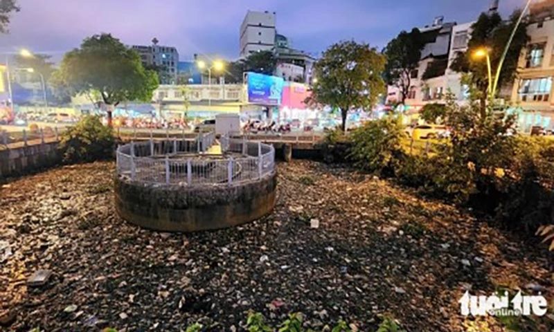Kênh Nhiêu Lộc - Thị Nghè rác, cá chết lại nổi lềnh bềnh