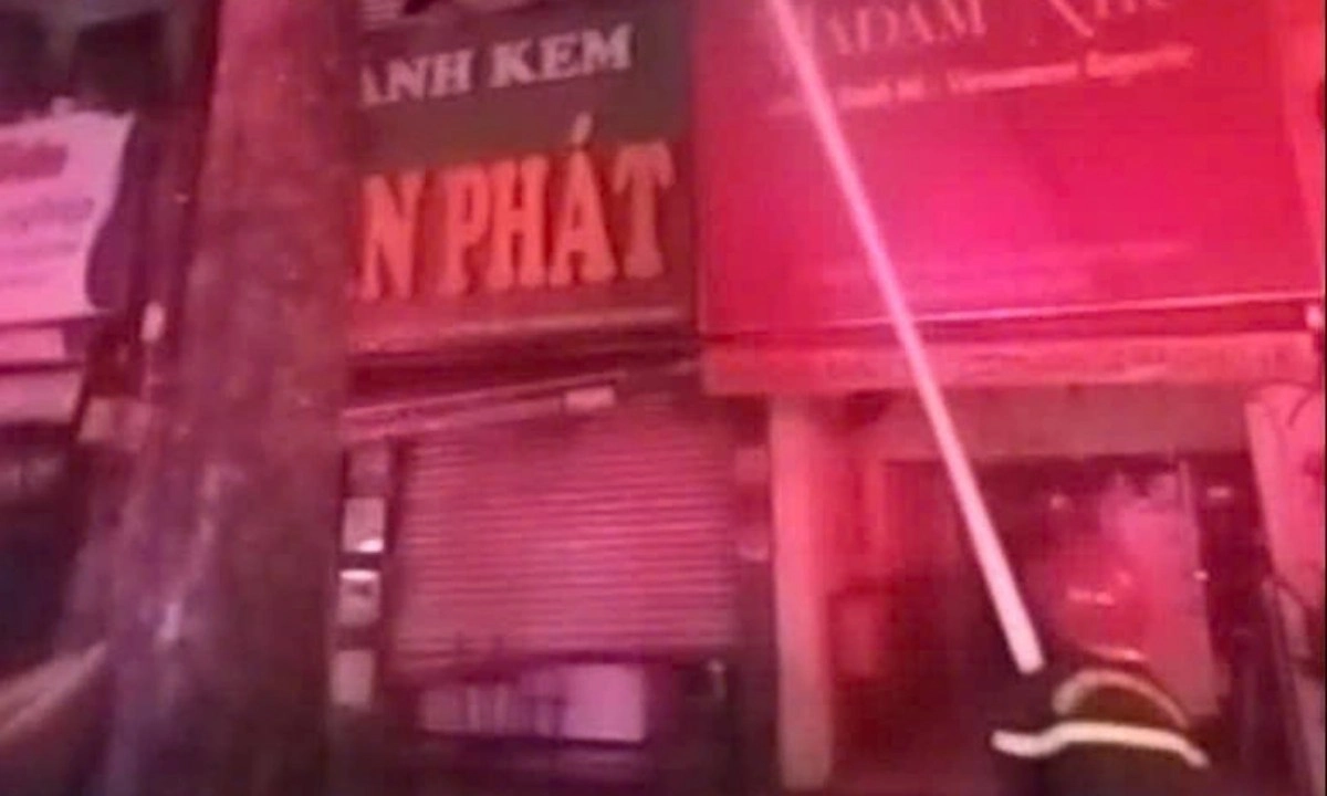 Cháy tiệm bánh kem ở quận 1, cứu 8 người thoát nạn