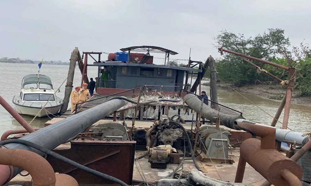 Bắt quả tang nhóm đối tượng khai thác cát lậu trên sông Trà Lý