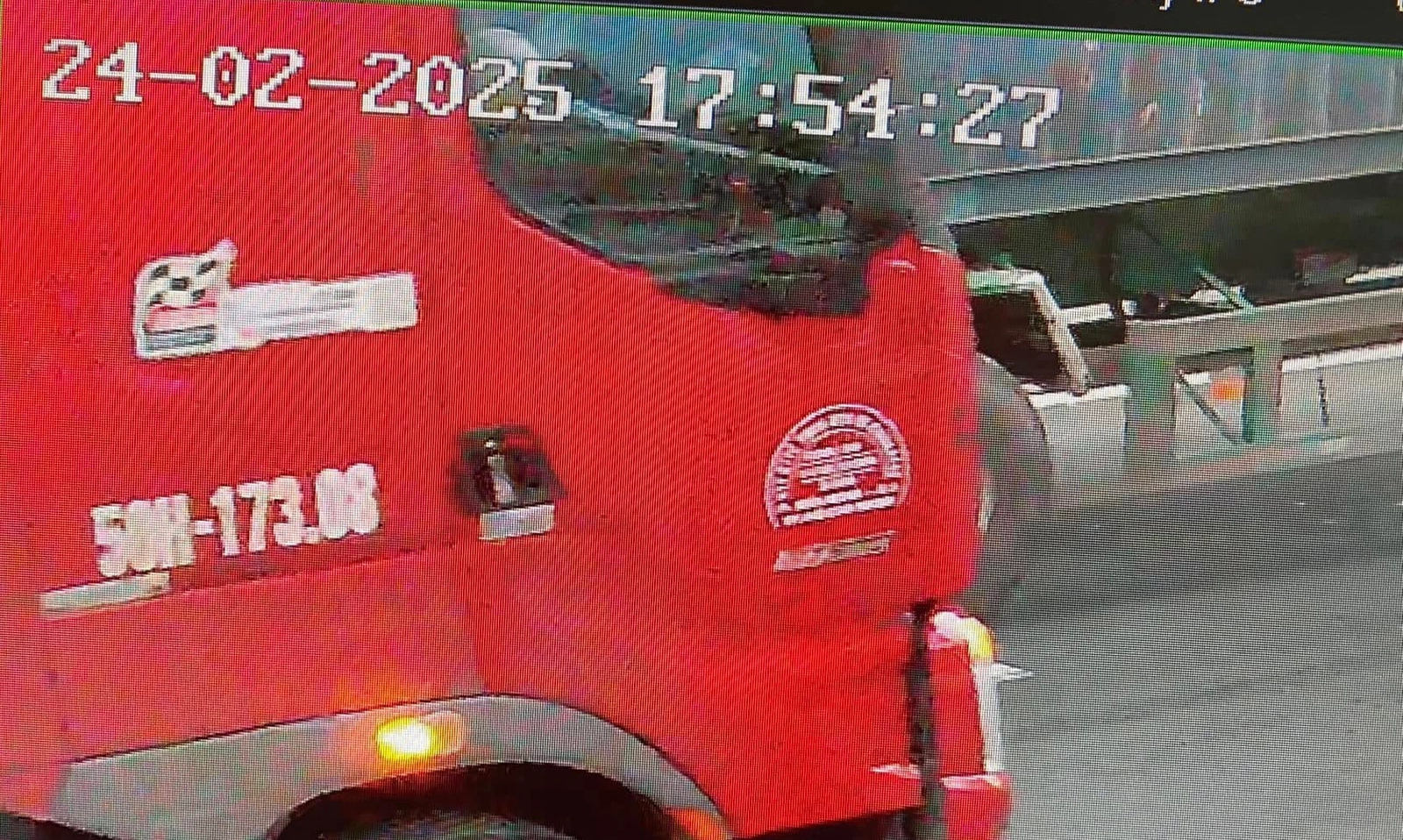 Video clip: Tài xế xe container lấn làn gây tai nạn vẫn tiếp tục bỏ đi