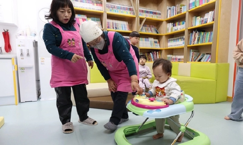 Chuyện lạ có thật: Lính cứu hỏa Hàn Quốc kiêm luôn bảo mẫu, trông trẻ 24/7 giúp phụ huynh