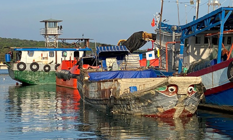 Vận chuyển 10 tấn đường cát lậu bằng con tàu không số