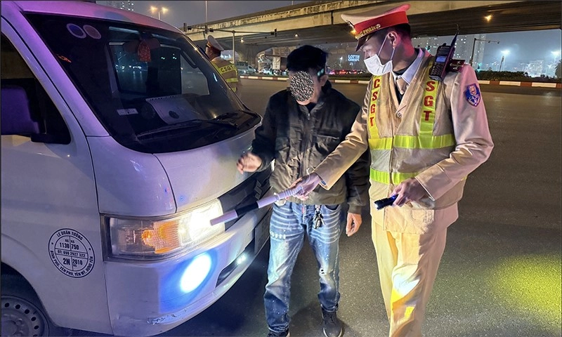 Hà Nội: Kiểm tra xử phạt xe ô tô “độ đèn” quá sáng