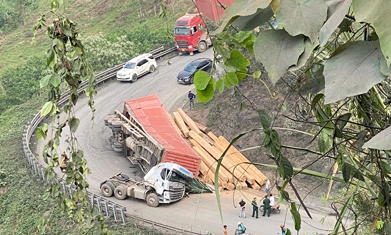 Xe đầu kéo lật ở khúc cua, đường lên cửa khẩu La Lay ách tắc