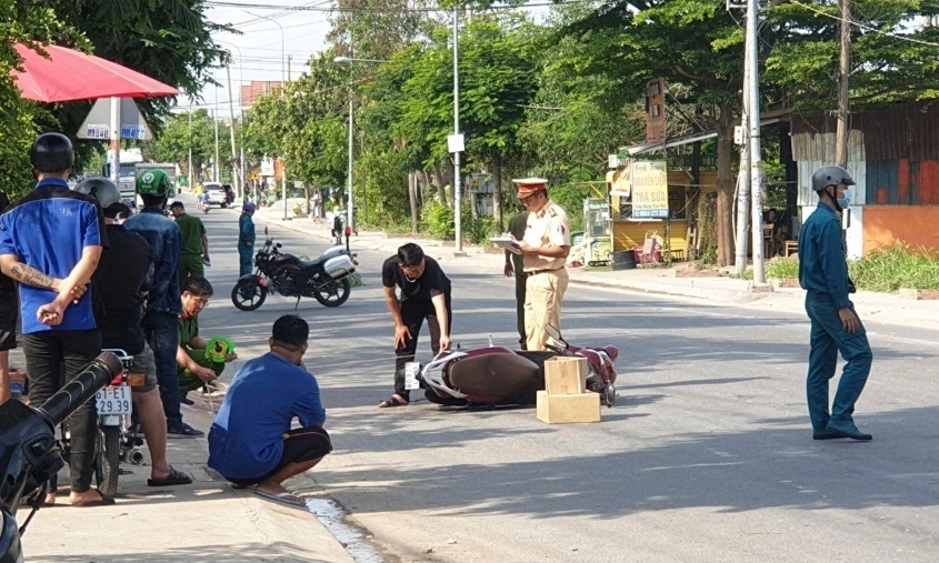 Bình Dương: Xe máy mất lái lao lên vỉa hè, 4 người thương vong