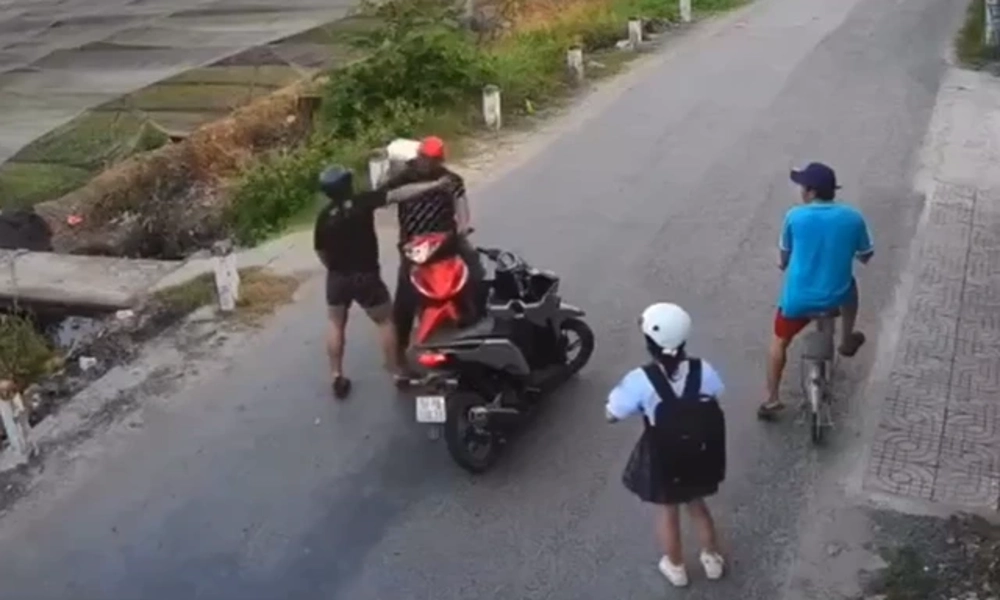 Va chạm xe nhẹ, nam thanh niên ra tay hành hung người đi đường