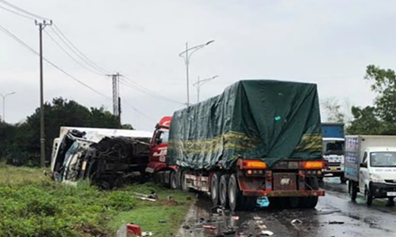 Lại tông xe liên hoàn trên quốc lộ 1, xe tải lật ngang
